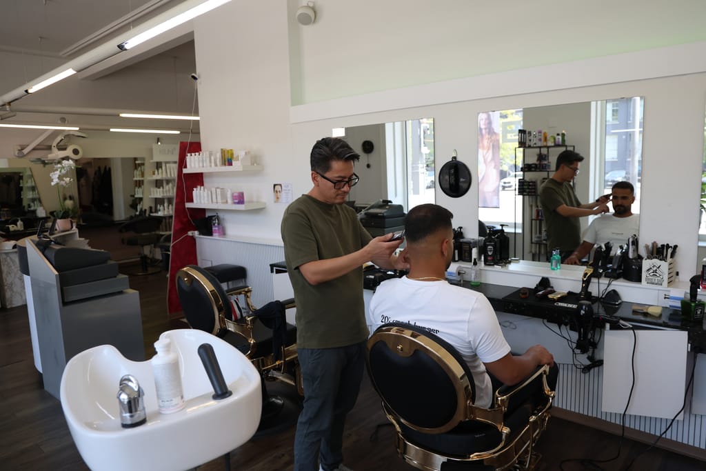 Blick durch den ganzen Salon, Coiffeur- und Waschbereich