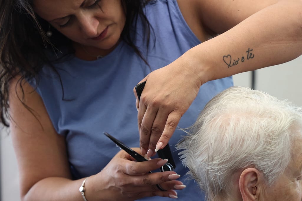 Damenschnitt, Schere und Kamm im Haar