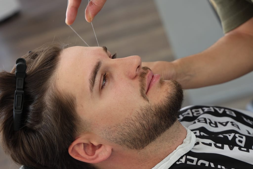 Augenbrauen in Form bringen mit dem Faden