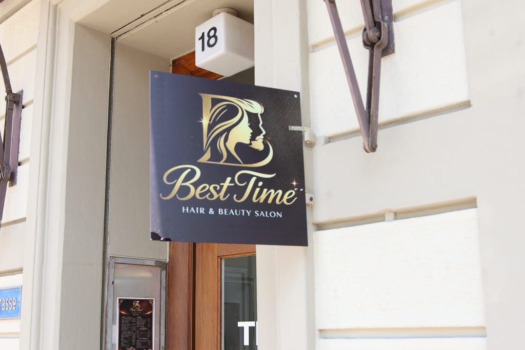 Das Schild von Best Time an der Stadtturmstrasse 18